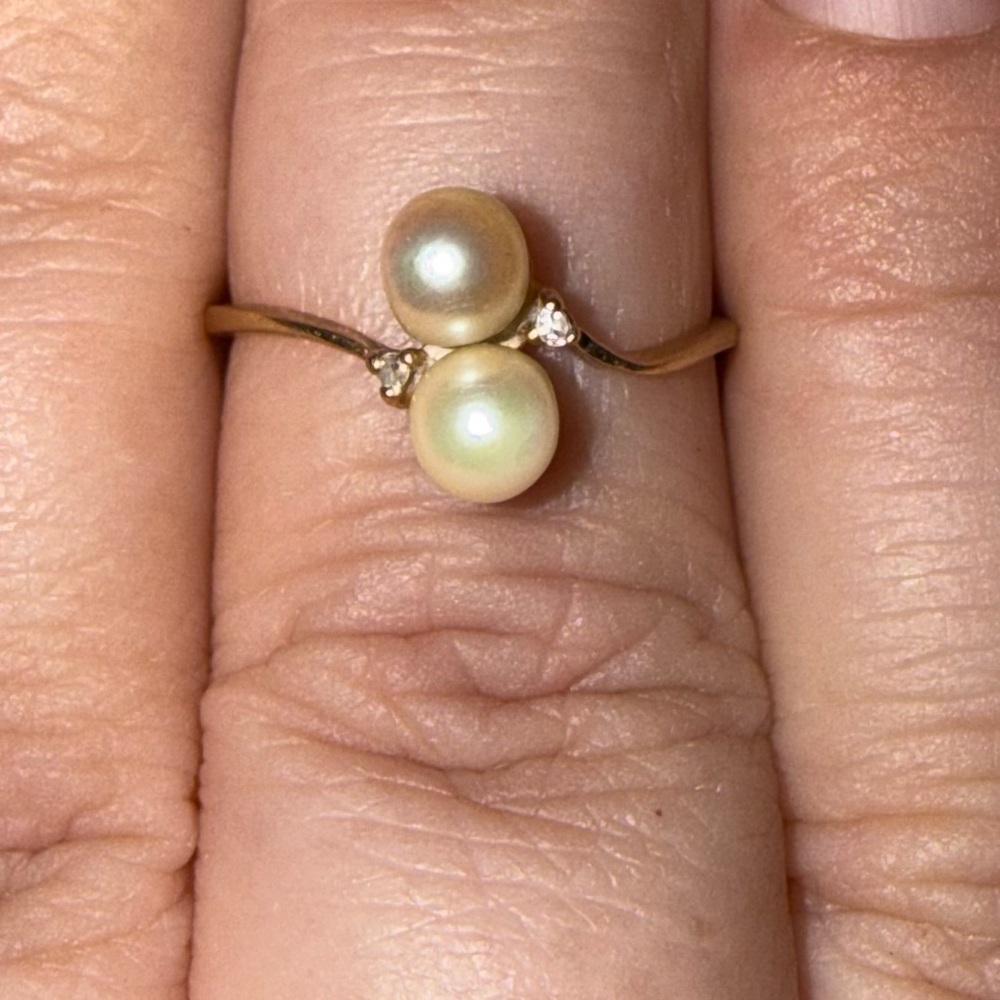 Elegant Gold Pearl Ring